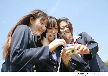 写真を撮る女子高生 1438892
