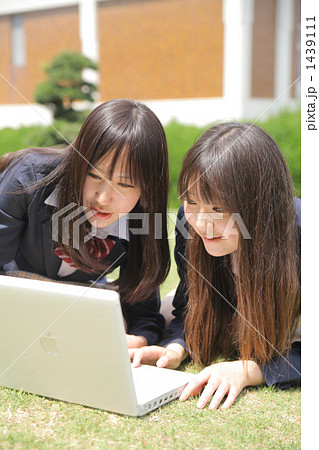 パソコン操作する女子高生 1439111