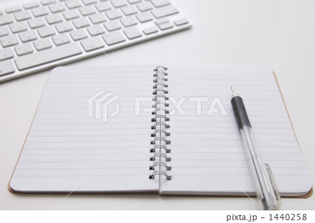 ノートとキーボード 1440258