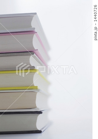積み上げた本 1440726