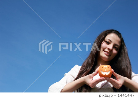 ハロウィン 女性 カジュアル (青空 外国人 ハーフ 大学生 専門学生 ライフスタイル 日常) 1441447