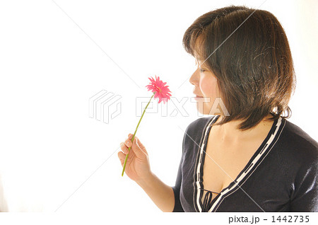 花を持つ女性の横顔の写真素材