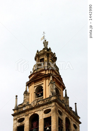 コルドバ、メスキータのオレンジの中庭に聳えるミナレット（尖塔） 1442990