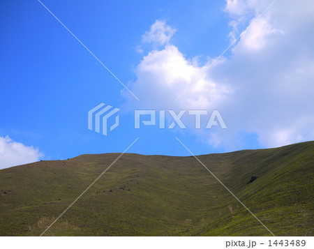 瀬の本高原と青空 1443489