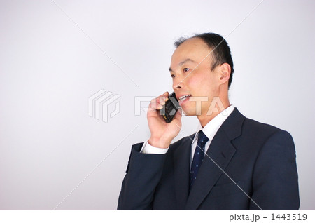 電話をする中年ビジネスマンー２ 1443519