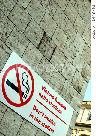 イタリア・ローマ ~テルミニ駅の禁煙マーク イタリア・ローマ ~テルミニ駅の禁煙マーク 1443763
