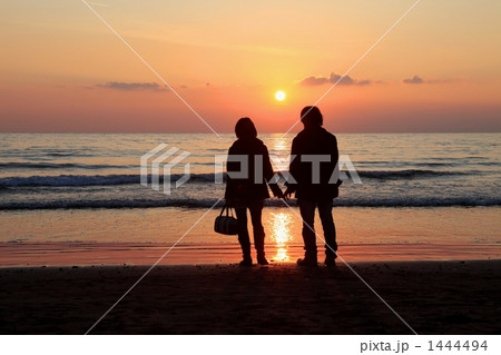 夕陽とカップル 1444494