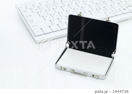 パソコンのキーボードと名刺ケース 1444736