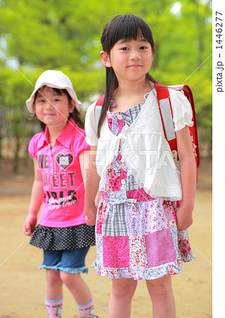 かわいい小学一年生と妹の写真素材