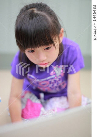 パソコンで遊ぶ子供の写真素材 1446483 Pixta
