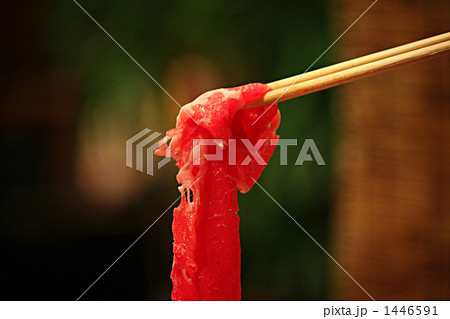 しゃぶしゃぶの牛肉を持つ 1446591