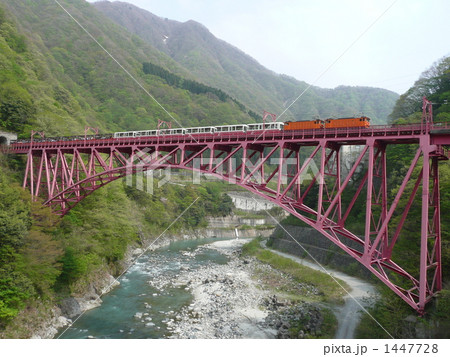 黒部峡谷を走るトロッコ列車 1447728