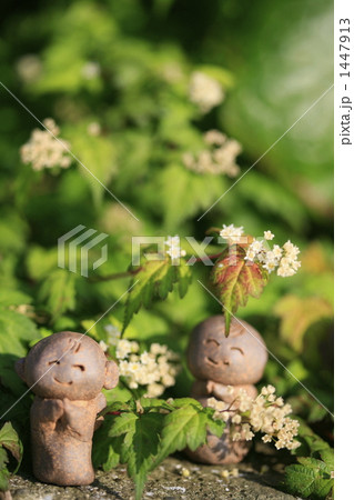 野の花と笑顔の仲良しお地蔵様の写真素材 [1447913] - PIXTA