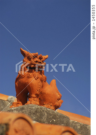 赤瓦屋根の上のシーサー 1450355