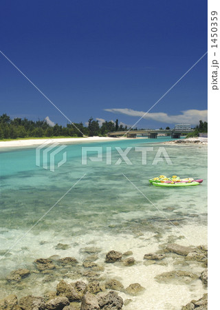 沖縄の離島・伊良部島の青い海とシーカヤック 1450359