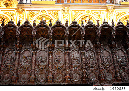 イスラム教のメスキータの中にあるキリスト教の大聖堂の紫檀の飾り イスラム教のメスキータの中にあるキリスト教の大聖堂の紫檀の飾り 1450883