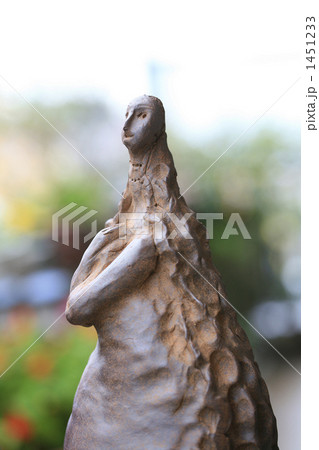 振り返る長い髪の女性像 1451233