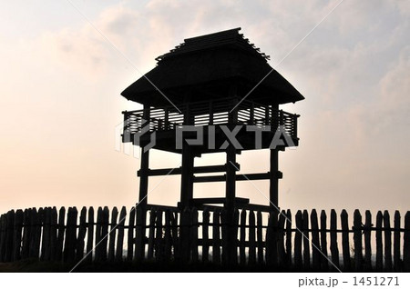 吉野ヶ里遺跡物見櫓のシルエット 1451271