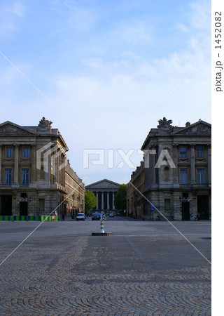 パリ　コンコルド広場　から見るマドレーヌ寺院 1452082