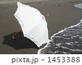 波打ち際の日傘 1453388