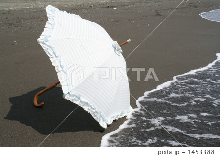 波打ち際の日傘 波打ち際の日傘 1453388