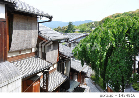 京都東山の産寧坂の軒並み 1454916