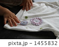 Tシャツを触っている手のアップ 1455832
