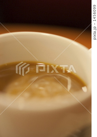 香り立つブレンドコーヒーの近接画像 1456099