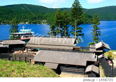 箱根旧街道関所跡アップと芦ノ湖 1456735