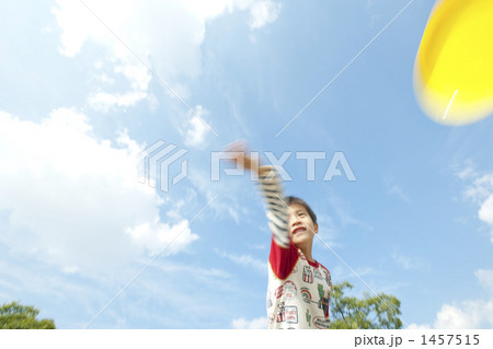 公園で遊ぶ男の子 公園で遊ぶ男の子 1457515