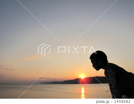 夕日に浮かぶ子供の影 1459262