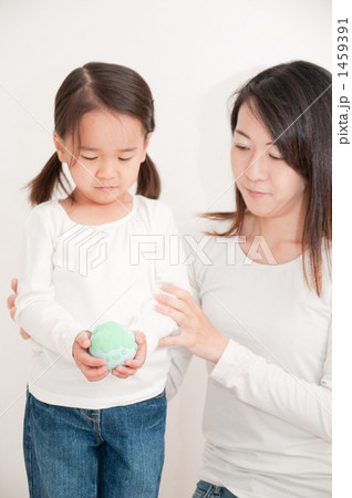 地球儀を持つ親子 1459391