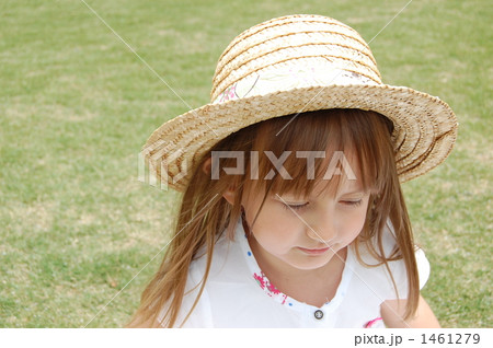 麦わら帽子のハーフの子の写真素材