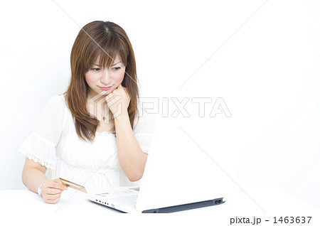 購入に悩む女性 購入に悩む女性 1463637