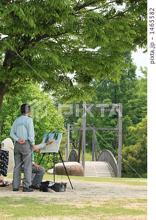 スケッチをする老人 1465582