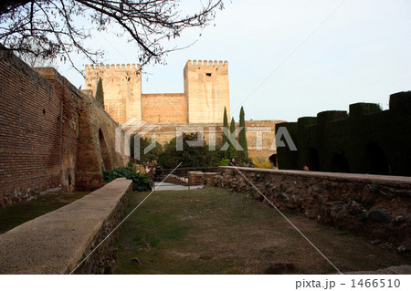 朝日に輝くアルハンブラ宮殿のアルカサバ 1466510