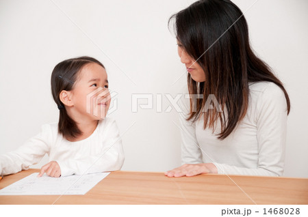 勉強をしている女の子と母親 1468028
