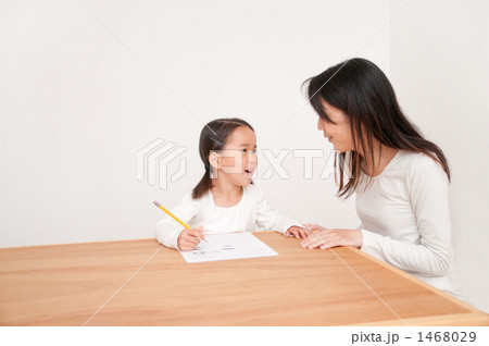 勉強をしている女の子と母親 1468029