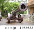 沖縄戦で使用された、錆付いた移動式砲台 1468688