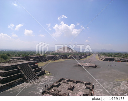テオティワカンの月のピラミッドから見た太陽のピラミッド 1469173