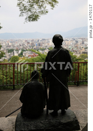 坂本龍馬・中岡慎太郎像越しの京都市街地 1470117