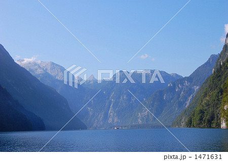 ドイツ ベルヒテスガーデン ケーニヒス湖とヴァッツマン山群の写真素材