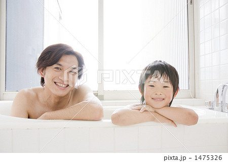入浴 お風呂 親子の写真素材