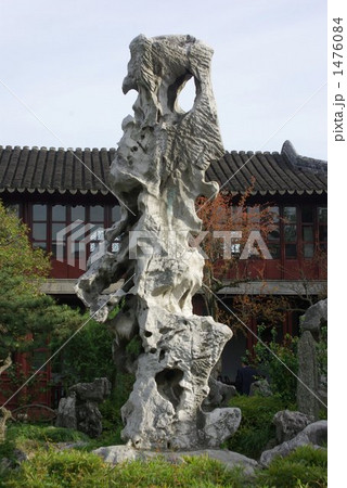 中国　江南地方の古典園林「留園」に立つ名石”冠雲峰” 1476084