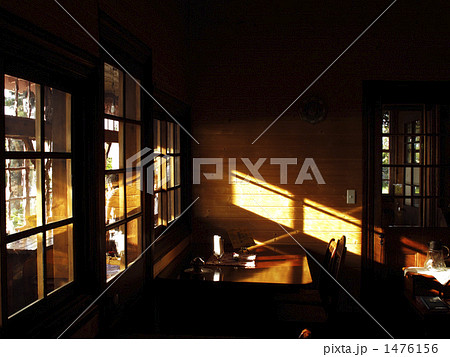 光と窓の写真素材