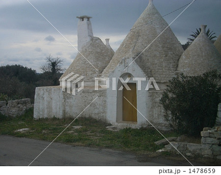 オストゥーニ郊外のトゥルッリ 1478659