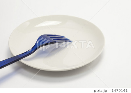 白い皿とプラスチック製の青いフォーク 白い皿とプラスチック製の青いフォーク 1479141