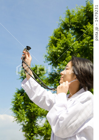 聴診器を持つ女性 1479231