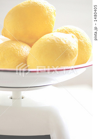 アンティークスケールと国産レモン 1480405