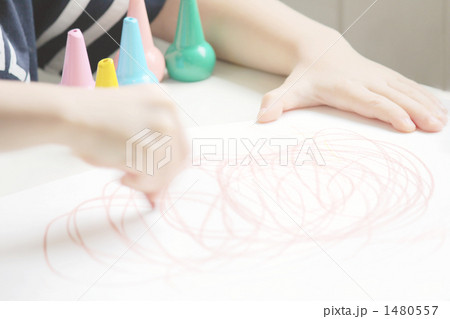 クレヨンでお絵描きをする子供 1480557